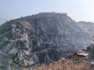 险峻壮观的高山景色