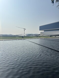 现代建筑旁的平静水面