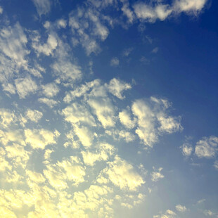 蓝天中的梦幻云朵