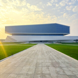 现代建筑前的开阔步道