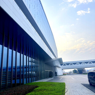 现代风格的宏伟建筑外观