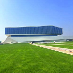 现代建筑与广阔绿草坪