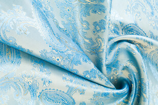 蓝白花纹丝绸面料特写