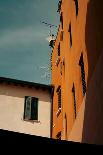 橙色建筑外观局部