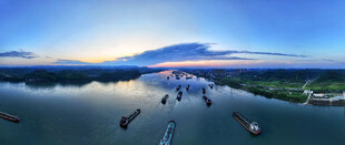 江上船只与壮丽日出景观