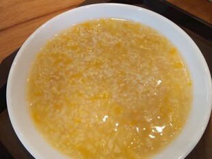 一碗金黄小米粥