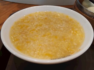 一碗金黄小米粥