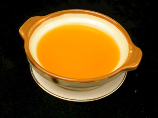 橙黄色浓汤陶瓷碗