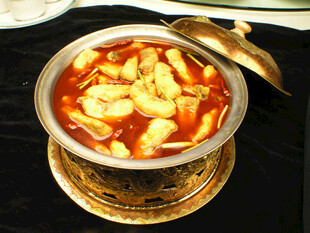 金锅盛载的美味红油虾滑