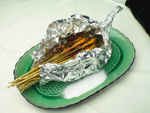 锡纸包裹的美味烤串