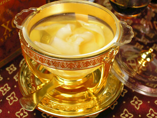 金色雕花杯中的香醇饮品