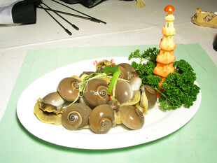 美味田螺摆盘精致