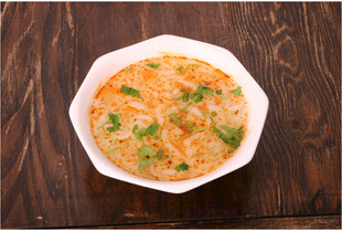 美味虾仁炒饭盛于白碗中