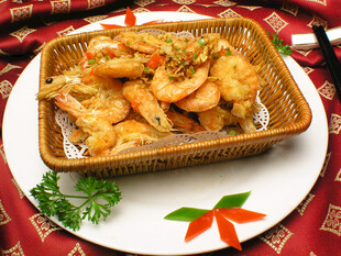 香酥炸虾摆于精致盘中