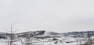 冬日雪覆山峦景色