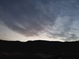 黄昏时分的山峦与天空