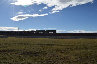 草原上的列车与蓝天白云