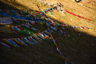 草原上的五彩经幡