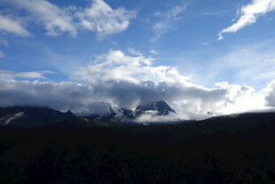 蓝天白云下的壮丽山峦