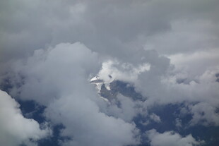 飞机穿梭于云海之间