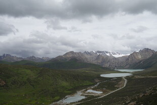山间河谷的壮美风景