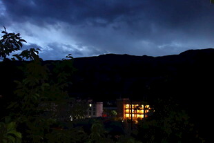 夜幕下山间灯火闪烁