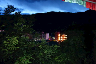 山间夜色中的温馨灯火