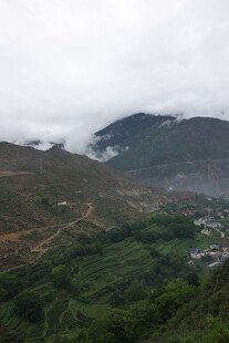 山间云雾缭绕的村落景观