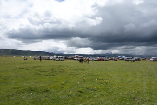 草原上的人群与阴沉天空