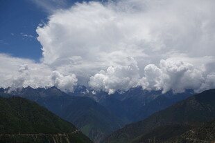 蓝天白云下的壮丽山脉