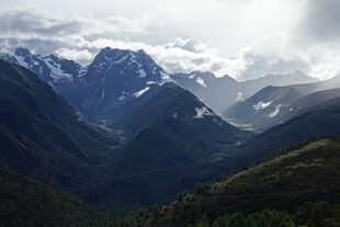 壮丽山峦间的云雾美景