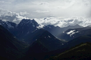 壮丽雪山云海景观