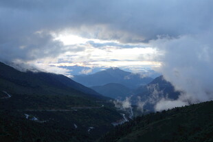 山间云雾缭绕的壮丽景色