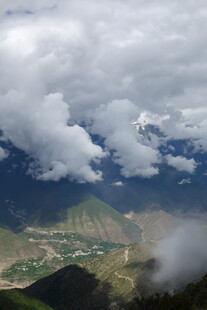 云雾缭绕下的山间美景