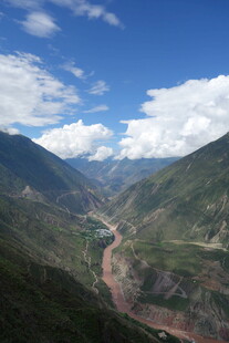 高山峡谷间的壮美风光