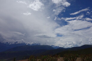 蓝天白云下的山峦风光