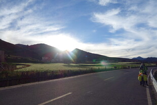 公路美景 远山与蓝天白云