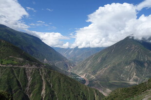 壮丽山谷间的蓝天白云美景