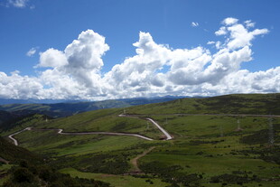 山间绿野公路与蓝天白云