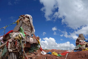 藏区玛尼堆与经幡景观