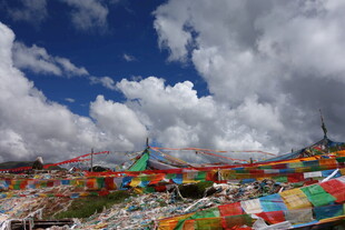 高原五彩经幡飘扬