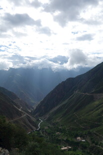 山间云雾缭绕的壮美景色