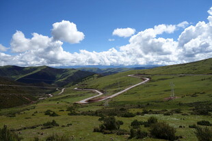山间蜿蜒公路 绿野蓝天