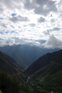 山间云景 山谷绿意盎然