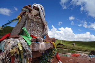 草原上的经幡与古老石堆