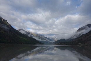 宁静山水湖景 云雾缭绕