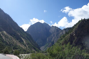 山间美景 蓝天白云映青山