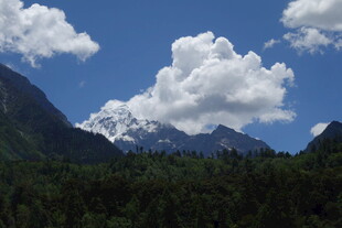 蓝天白云下的巍峨山脉