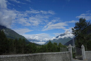 山间美景 蓝天白云与远山