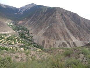 壮丽山景 山间绿意点缀